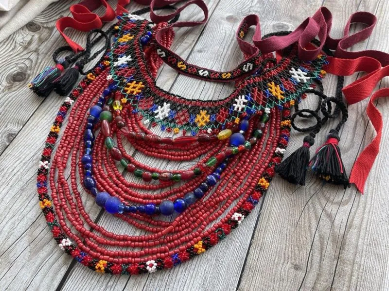 І. Галущак. Комплект прикрас Хмельниччини (реконструкція старовинних прикрас із колекції В. Щибрі). 2025. Бісер, нитки, стрічка, намистини