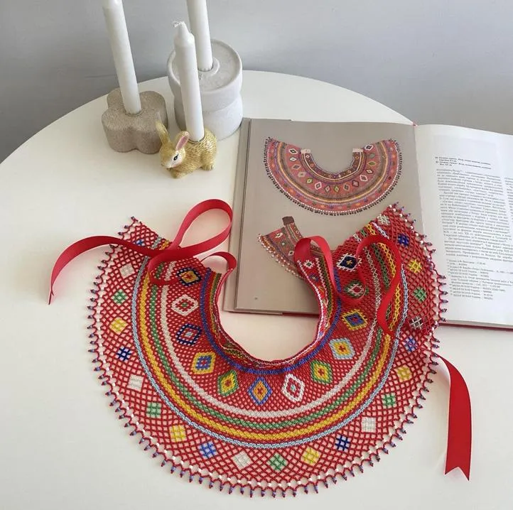 І. Галущак. Лемківська кривулька (реконструкція старовинної прикраси поч. 20 ст.). 2018. Бісер, нитки, намистини, стрічка