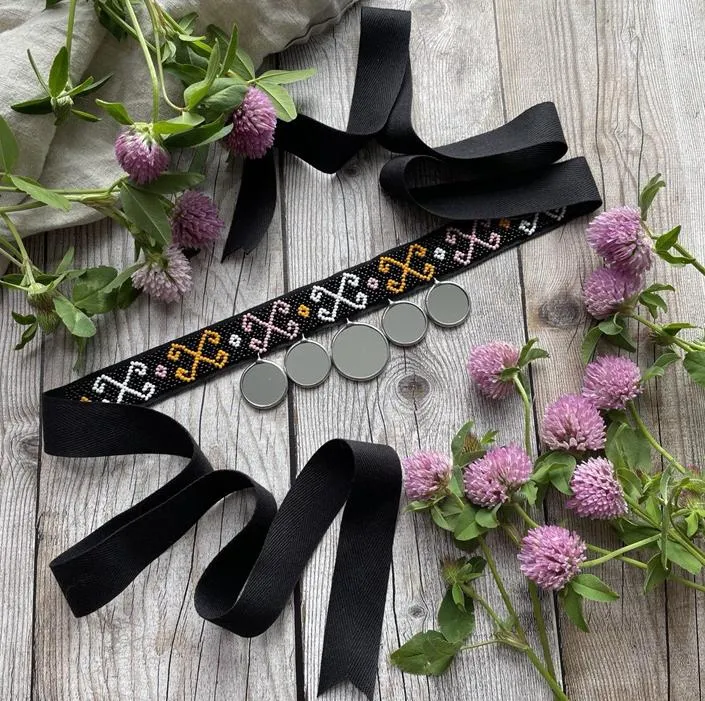 І. Галущак. Стрічковий ґердан. 2024. Бісер, бавовняна стрічка, підвіски-дзеркала