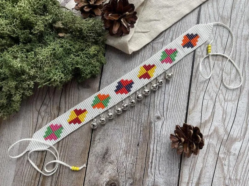 І. Галущак. Стрічковий ґердан. 2024. Чеський бісер, нитки, металеві дзвоники