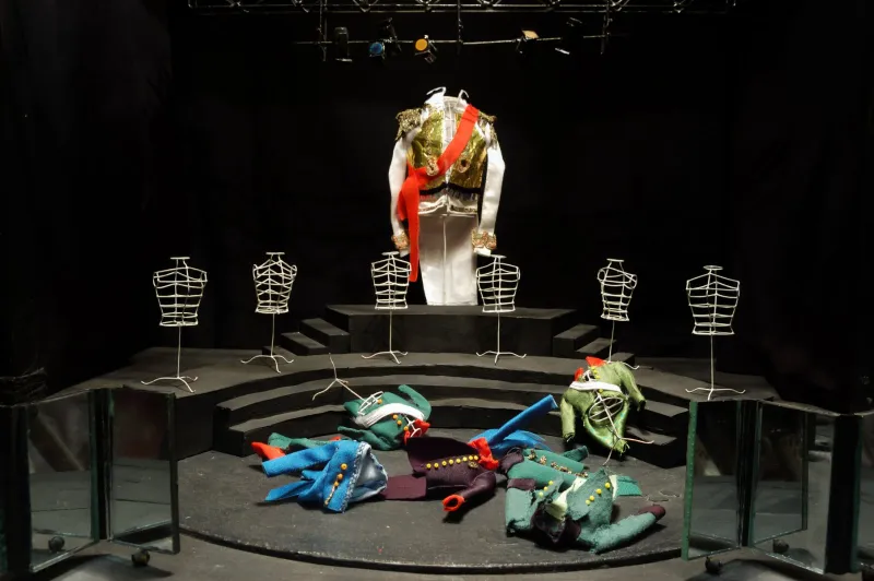 І. Лупащенко. Сценографія до вистави «Ревізор» М. Гоголя (реж. В. Селезньов). 2006