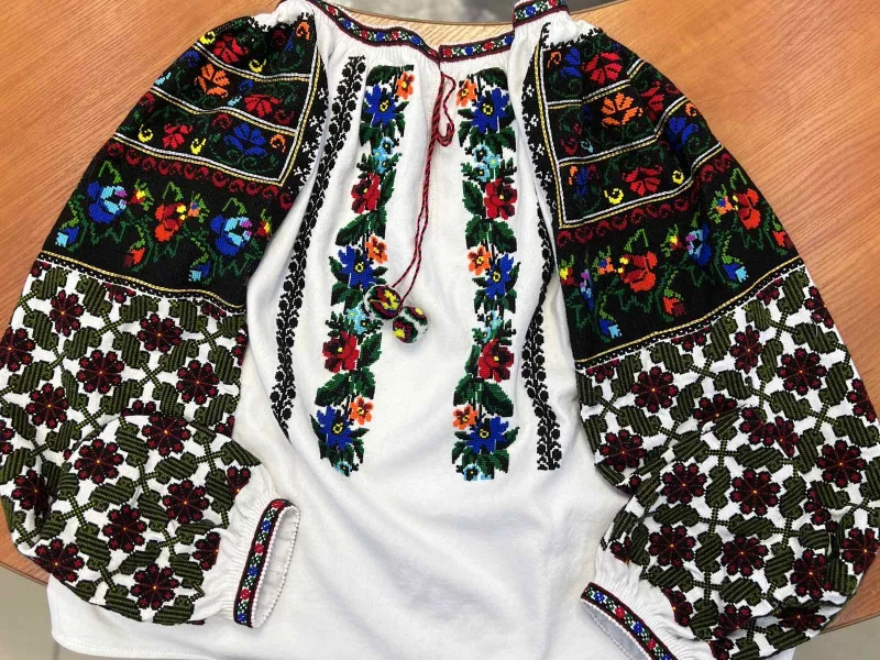Н. Мороз. Жіноча борщівська сорочка «Мамин спадок». 2024. Домоткане полотно, вовняні нитки та сухозлото, техніка підстелений хрестик