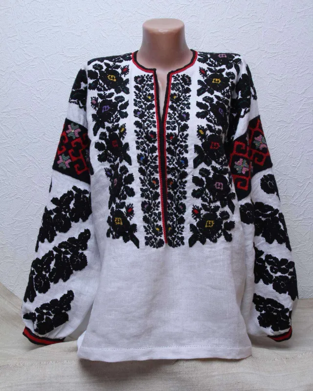 Н. Мороз. Жіноча борщівська сорочка «Сварга». 2024. Конопляне полотно, вовняні нитки, техніка колодки