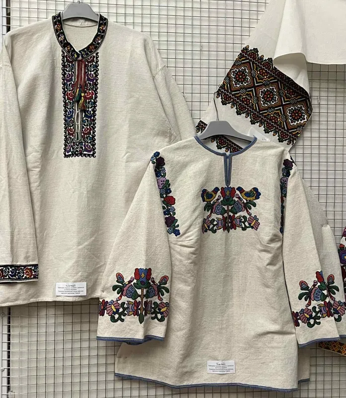 Н. Мороз. Чоловіча сорочка «Борщівська святкова». 2018. Старе конопляне полотно, нитки ДМЦ, техніка підстелений хрестик