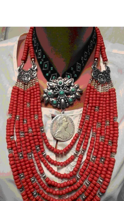 Г. Михальська. Намисто з дукачем і бантом. 2016. Коралові намистини, бісер