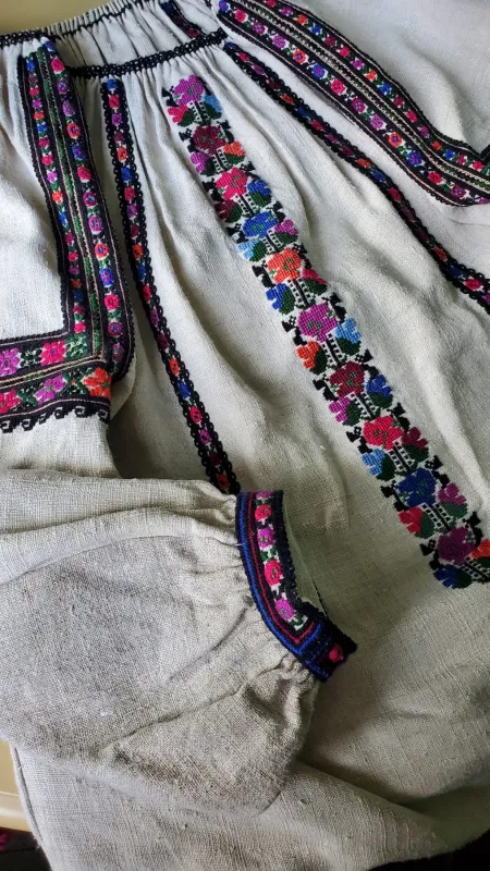 Г. Переймибіда. Жіноча сорочка «Буденка». 2024. Давнє конопляне полотно, нитки DMC, сухозліт, техніки - лиштва, верхоплут, ретязь