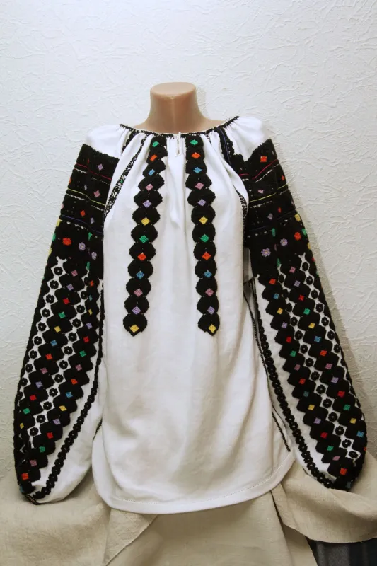 Г. Переймибіда. Жіноча сорочка «Верхоплутова». 2025. Тканина «козацькі коноплі», вовняні нитки, техніки - верхоплут, коники, ретязь, тамбурний шов