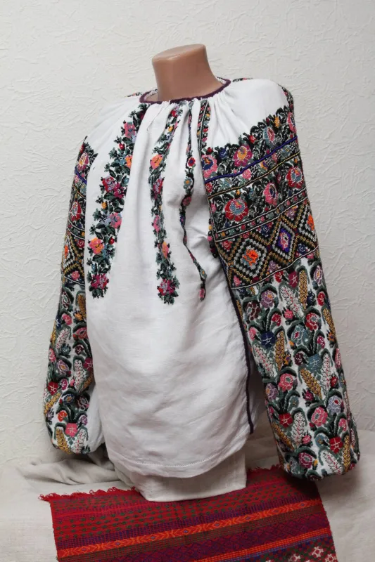 Г. Переймибіда. Жіноча сорочка «Колоски». 2024. Тканина «козацькі коноплі», вовняні нитки, бісер, техніки - колодки, ретязь, верхоплут, коники
