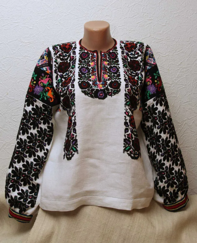 Г. Переймибіда. Жіноча сорочка «Лілії». 2024. Тканина «козацькі коноплі», вовняні нитки, техніки - колодки, ретязь, петельний, тамбурний шви