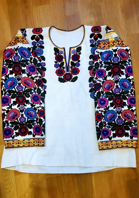 Г. Переймибіда. Жіноча сорочка «Мальованка». 2024. Давнє конопляне полотно, нитки DMC, техніки - набирування, ретязь, колодочки, петельний шов