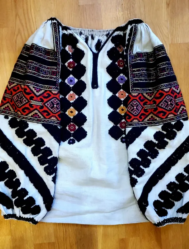 Г. Переймибіда. Жіноча сорочка «Сварга». 2022. Давнє конопляне полотно, вовняні нитки, сухозлот, техніки - колодки, верхоплут, ретязь