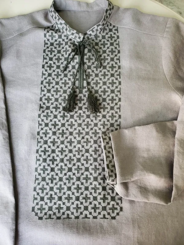 Г. Переймибіда. Чоловіча сорочка «Бендерівка». 2023. Тканина «панські коноплі», нитки DMC, техніки - хрестик, лиштва