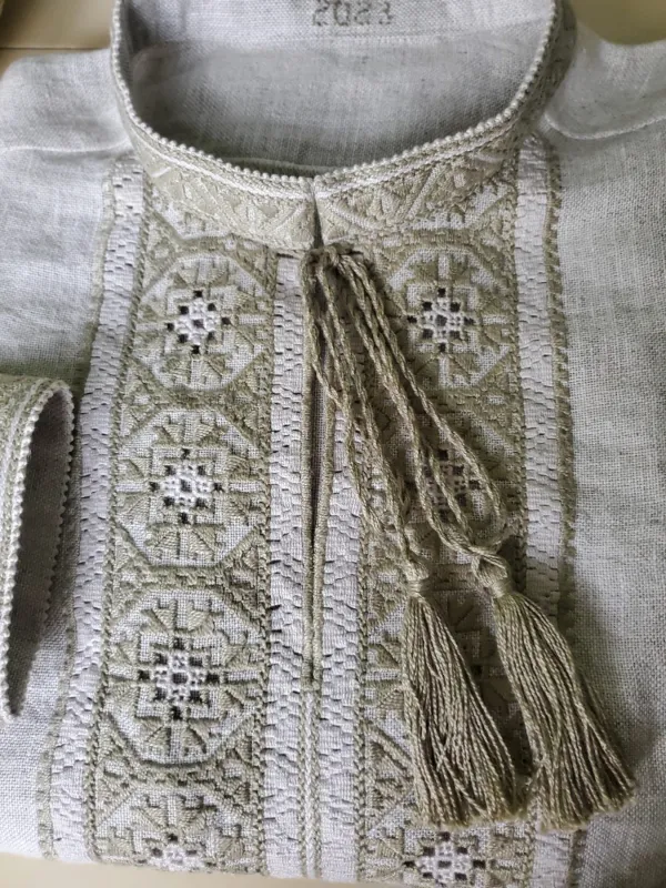 Г. Переймибіда. Чоловіча сорочка. 2023. Тканина «Барвінок», техніки - вирізування, лиштва, ретязь, зубцювання, мережки ляхівка й латана