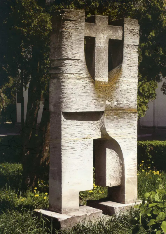 Б. Рудий. Паркова скульптура «Пісковий годинник». 1989. Камінь