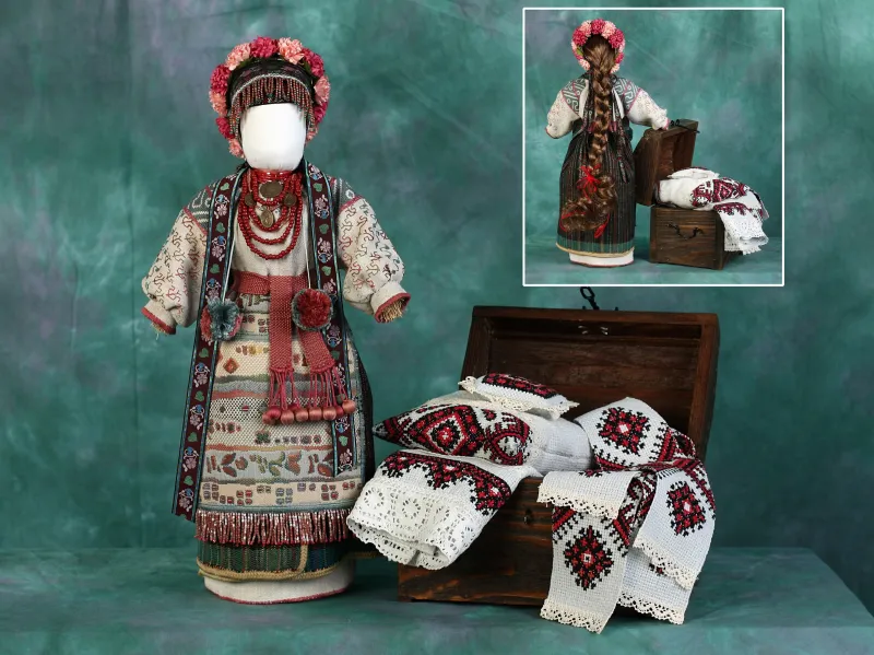І. Вербіцька. Авторська лялька «І придане у мене є!». 2015. Домоткане полотно, гобелен, дерево; вишивка, ткацтво, бісероплетіння, шиття