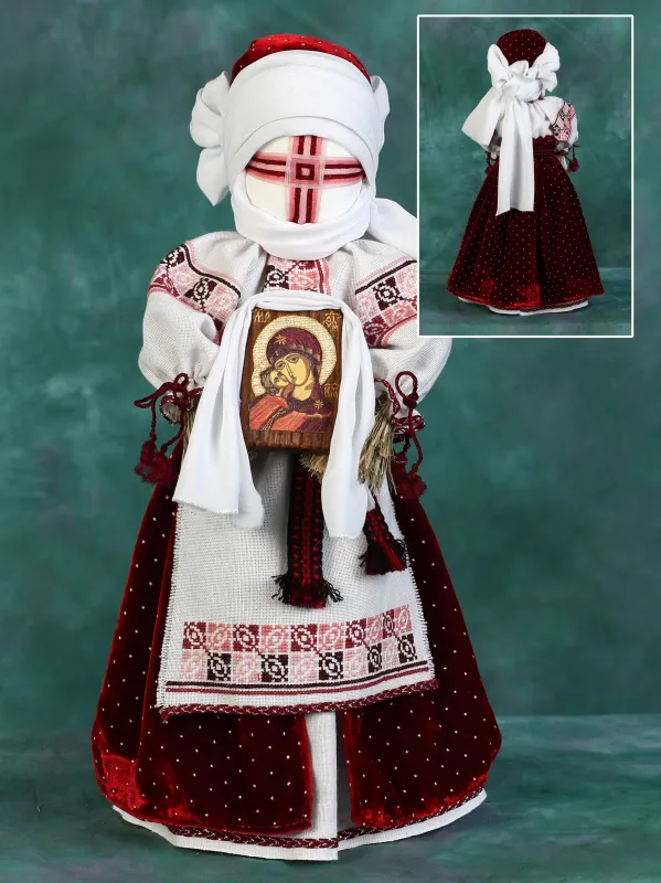 І. Вербіцька. Авторська лялька «Мамине благословення». 2018. Полотно, оксамит, дерево, вишивка, шиття