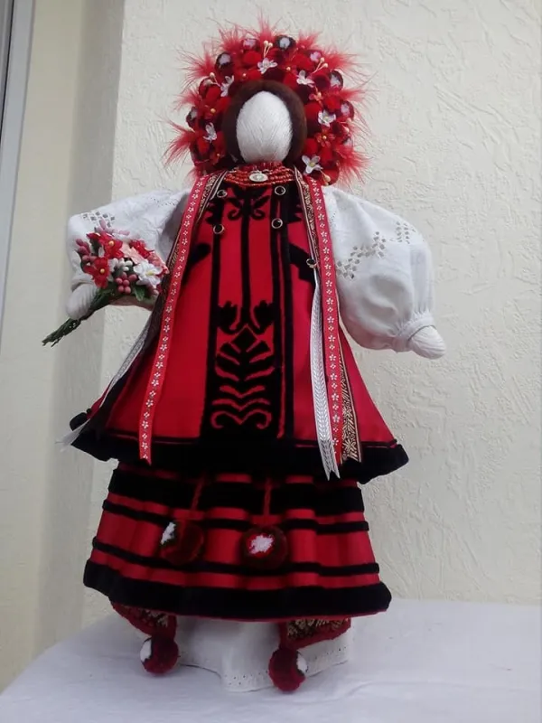 І. Вербіцька. Авторська лялька «Полтавчанка». 2019. Льон, атлас, оксамит, нитки, пір’я; вишивка, аплікація, шиття, ткацтво