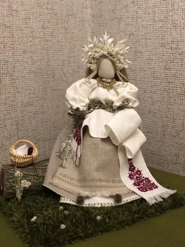 І. Вербіцька. Композиція «І на тім рушничкові...». 2023. Льон, нитки, сухоцвіти, дерево; вишивка, шиття, плетіння