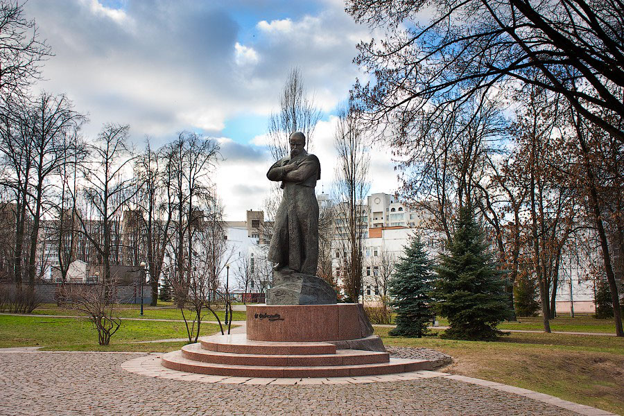 Саду рб. Памятник Тарасу Шевченко (Минск). Памятники в Беларусь г Минск в парке. Скульптура в Степановском саду Минск. Памятник в Беларуси Алексей.